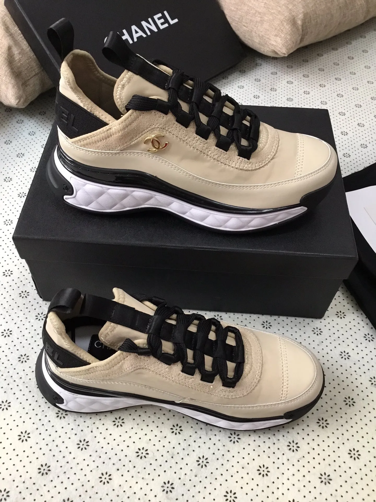 👟👟Ex-factory price 540👟👟 Original CHANEL 2025 Chanel Four Seasons Casual Sports Shoes Original Cover Lasting for Women is made one to one with original lasting technology. Fabric: first layer of silk cowhide with high-elastic lycra and knitted fabric, comfortable and breathable. TPU 3-in-1 ultra-light outsole. Comfortable on the foot. Versatile. Built-in 2 cm brand heightening insole, size: women's 35-41